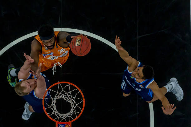 她通过观察 她通过观察